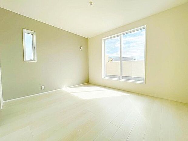 【リビング以外の居室】3号棟
2面採光を施した為、晴れの日の日中はいつも明るい室内です。
窓を開放すれば気持ちの良い風が入り込んできますよ♪