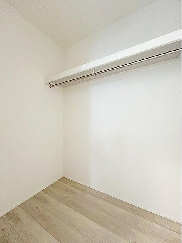 【収納】1号棟☆
大きな荷物も収納可能なウォークインクローゼット付き!
季節ごとの入れ替え不要な嬉しい設備になっています♪
