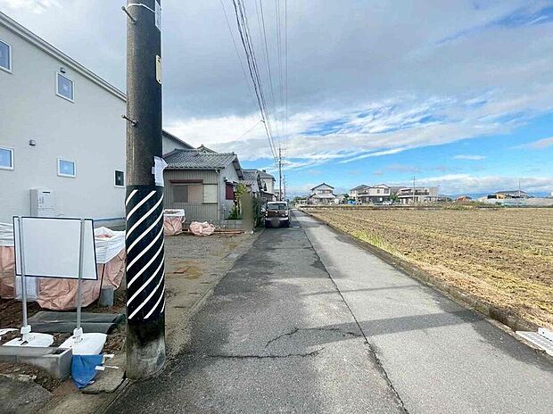 【前面道路含む現地写真】前面道路は、道路幅も広く、駐車もゆとりをもって行える環境になっています。お車の出し入れが苦手なママや小さなお子様にも安心ですね。舗装もされていて、ベビーカーや自転車で通っても快適に通行できます。