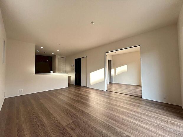 【リビング】２号棟
南向きの広々明るい雰囲気が心地いいリビング♪対面式キッチンやリビング階段は、家族の時間をさらに増やしてくれます。家族団らんの場所は、日当たり良好でもあり、温もりを感じられる場所になりますね♪