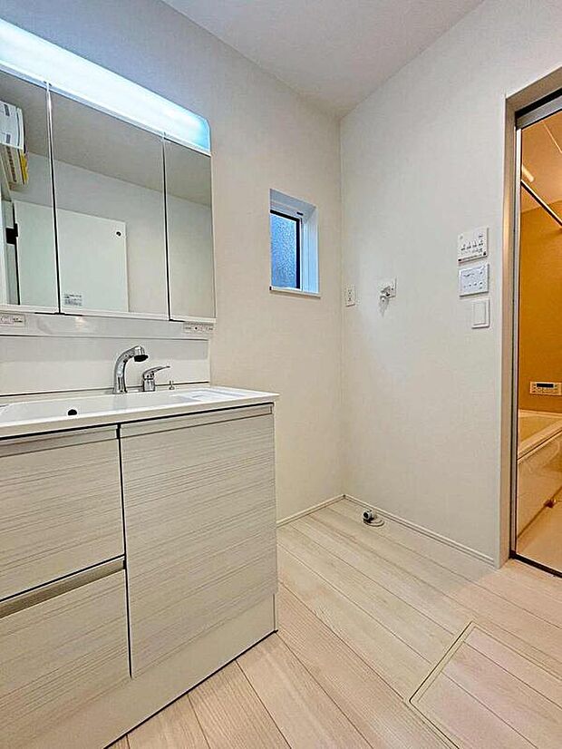 【洗面台・洗面所】暮らしを快適にする三面鏡仕様の洗面化粧台は清潔感のある快適空間。収納力と機能性に優れた使いやすい設備で、忙しい朝の身支度もスムーズに♪