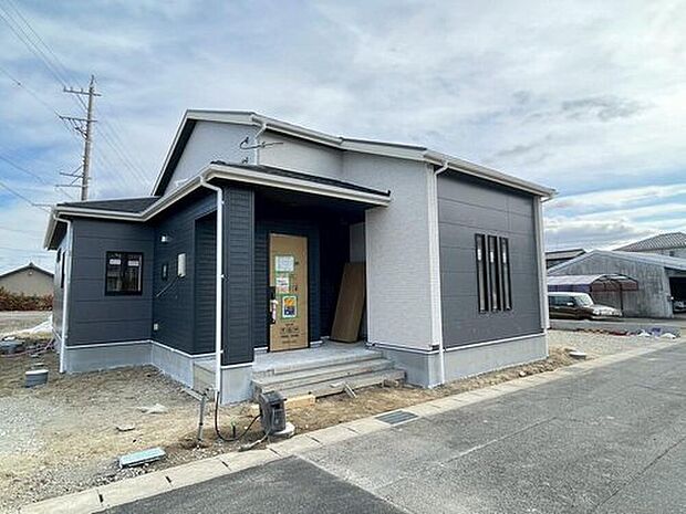 【現地外観写真】完成に向けて現在建築工事中です☆土日・平日を問わず毎日モデルハウスにて物件説明会を開催中☆お気軽にお問い合わせ下さい☆　