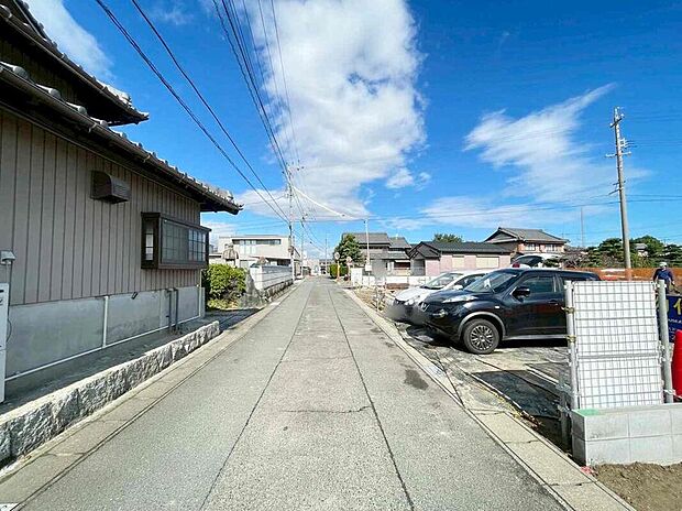 【前面道路含む現地写真】前面道路は交通量の少ない道路です。ゆとりがあり、駐車時もゆっくりと落ち着いて行える立地環境になっています♪　　　　　　　