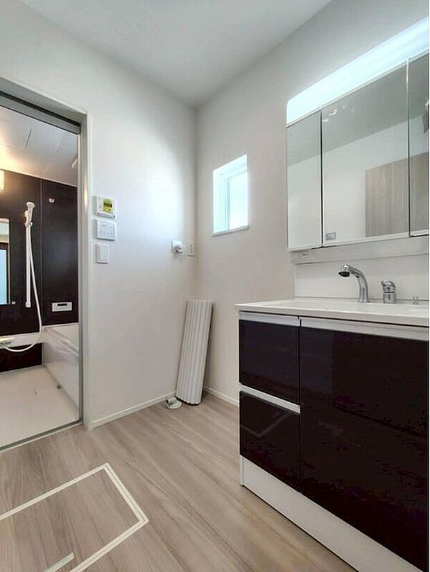 【洗面所】５号棟
ゆとりの洗面スペースで朝の身支度も快適スムーズに。３面鏡で髪のセットやお化粧もストレスなくこなせ、朝から気分良く通勤通学に向かえそうですね！鏡の裏にはたっぷりと収納スペースを標準装備！