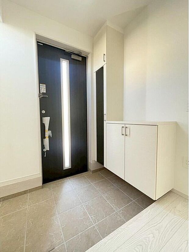 【玄関】1号棟
玄関廻りは何かと、モノが増えてしまうものです!土間収納があることで、いつでもスッキリとした玄関でお迎えできます♪