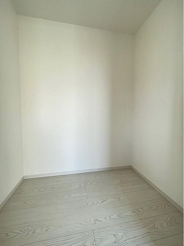 【収納】1号棟
大きな荷物も収納可能なウォークインクローゼット!季節ごとの入れ替え不要な嬉しい設備になっています♪