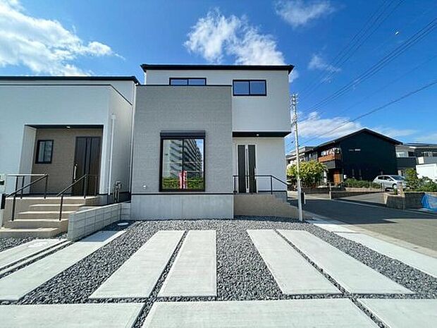 【現地外観写真】1号棟
堂々完成いたしました!
各棟、並列2台駐車可能です♪弊社では現地販売会を行っておりません。ぜひ現地にて、実際の建物・街並み・陽当たり等ご確認下さい♪