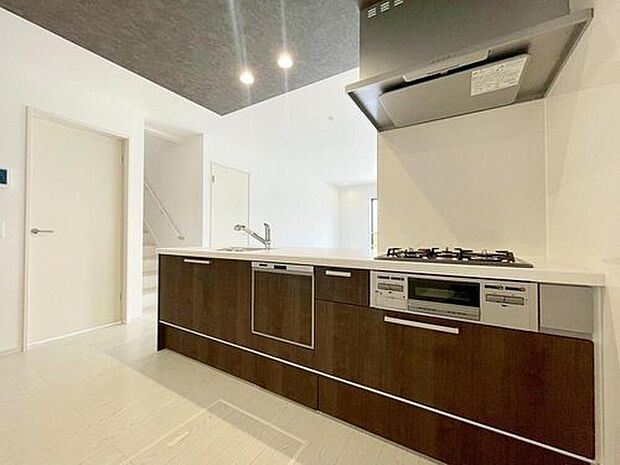 【キッチン】1号棟
対面式キッチンからダイニングへお食事の受け渡しがスムーズにでき効率的です。お料理中もリビングが見渡せ安心♪会話がはずむ姿が想像できますね♪