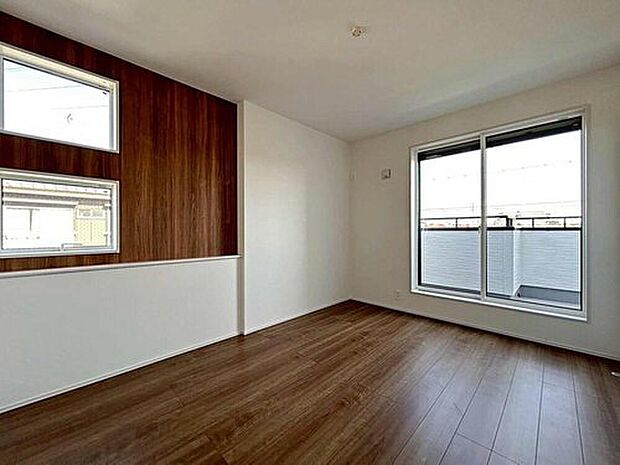 【リビング以外の居室】大きな窓から入る通風・採光で、心地よい光と風があふれています。 新築戸建でなければ体感できないひとときをご体感頂ける筈です。　