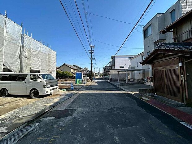 【前面道路含む現地写真】前面道路は交通量の少ない道路です。ゆとりがあり、駐車時もゆっくりと落ち着いて行える立地環境になっています♪　　　