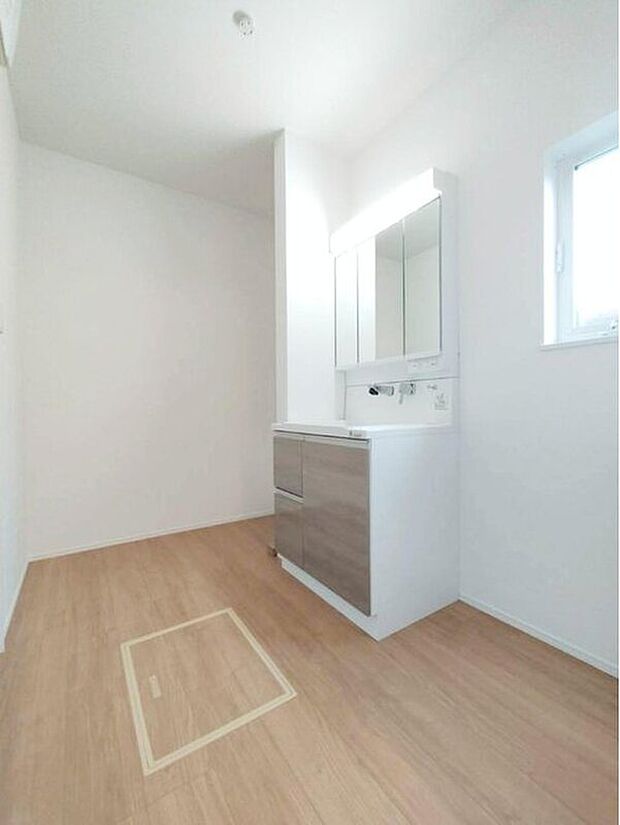 【洗面所】暮らしを快適にする三面鏡仕様の洗面化粧台。
収納力と機能性に優れた使いやすい設備で、忙しい朝の身支度もスムーズに♪