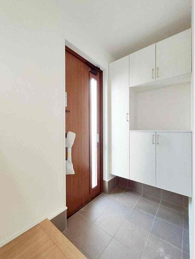 【玄関】明るくて清潔感溢れる玄関。便利な姿見鏡＆下駄箱（可動棚）収納付きです♪
散らかりがちな玄関もすっきりと片付きます。