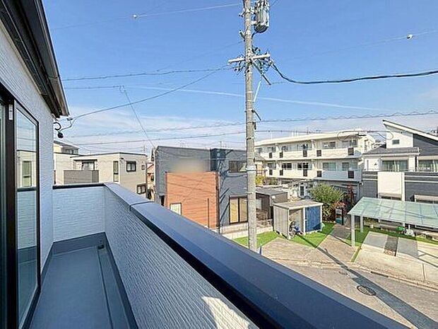 【住戸からの眺望写真】洋室からの眺望☆
目の前には高い建物のないので、青い空が大きく感じますね♪ぜひ現地にて実際の眺望をご確認下さい♪　　　　