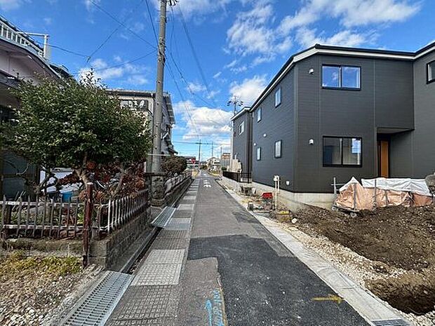 【前面道路含む現地写真】前面道路は、道路幅も広く、駐車もゆとりをもって行える環境になっています。お車の出し入れが苦手なママや小さなお子様にも安心ですね。舗装もさ