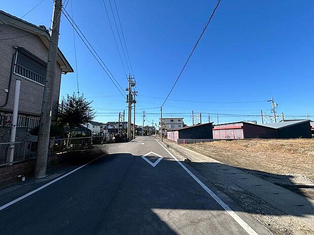 【前面道路含む現地写真】前面道路は、道路幅も広く、駐車もゆとりをもって行える環境になっています。お車の出し入れが苦手なママや小さなお子様にも安心ですね。舗装もされていて、ベビーカーや自転車で通っても快適に通行できます。