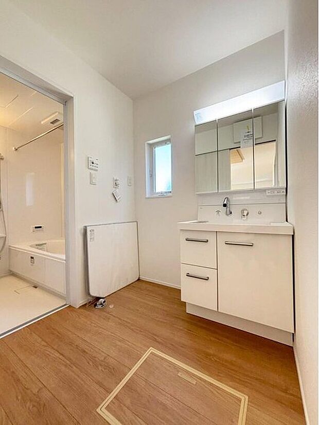 【洗面台・洗面所】暮らしを快適にする三面鏡仕様の洗面化粧台。
収納力と機能性に優れた使いやすい設備で、忙しい朝の身支度もスムーズに♪