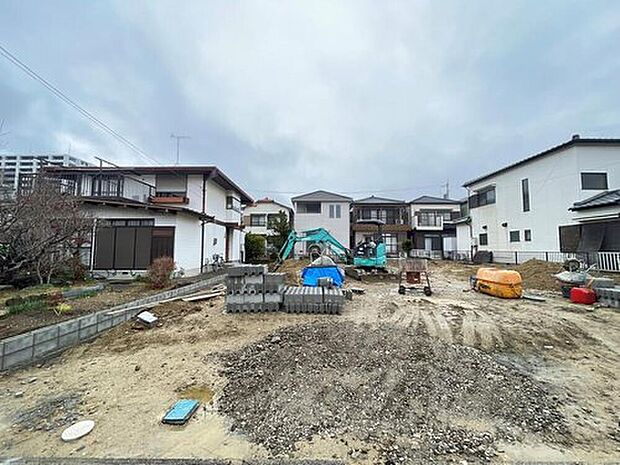 【現地外観写真】全２邸☆
完成に向けて現在建築工事中です☆土日・平日を問わず毎日モデルハウスにて物件説明会を開催中☆