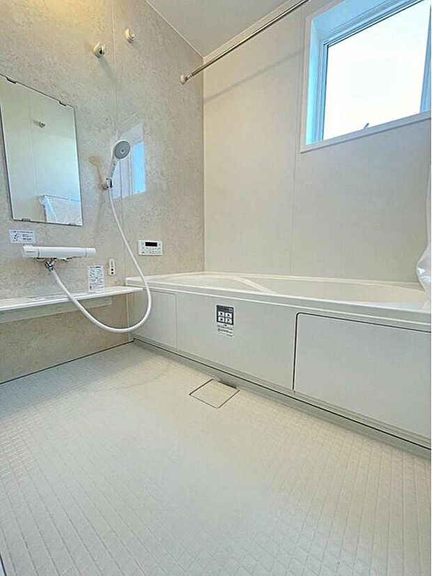 【浴室】3号棟
アクセントパネルで落ち着きのある雰囲気を演出したバスルーム♪毎日の疲れを癒やすバスタイムをお楽しみ下さい!浴室換気乾燥暖房機付きで、ジメジメした季節や雨の日には、浴室内干しも可能!