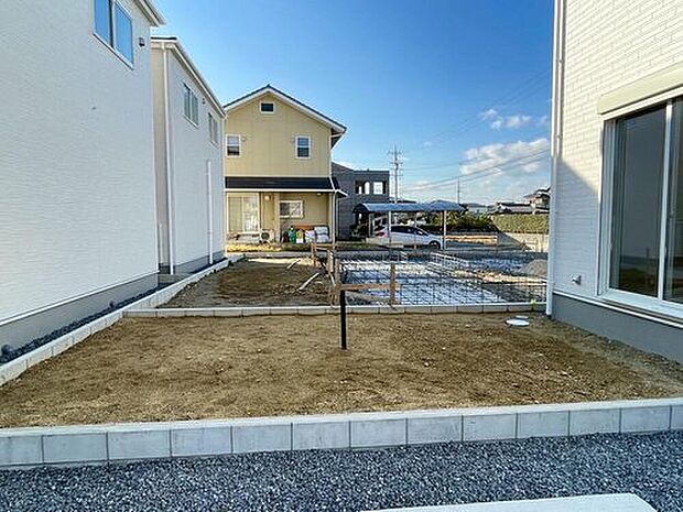 【庭】3号棟
部分的にお庭がございます♪ガーデニング・家庭菜園など、お好みにお楽しみいただけます♪アウトドア用品を置くスペースにされても良いですね♪