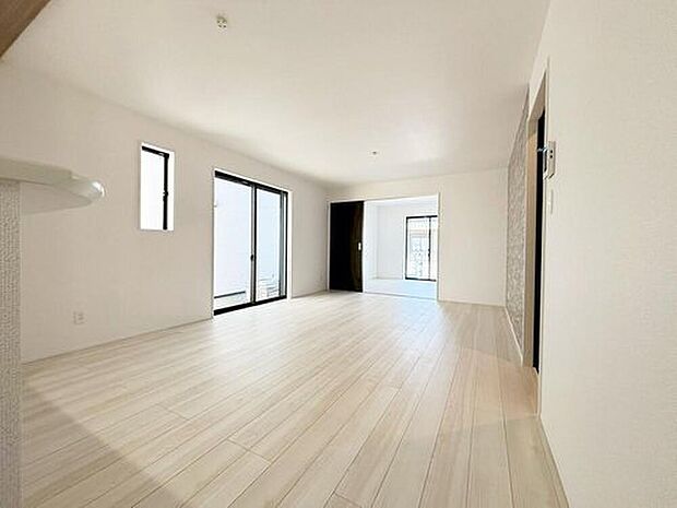 【リビング】１号棟
大切なご家族が集まるからこそＬＤＫはこだわりたい！休日はおひさまの光をたっぷりと取りこめるリビングでゆったりと過ごしませんか？子供たちが元気に笑いながら走り回っても十分な広さの空間です。