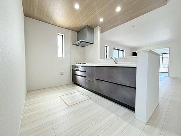 【キッチン】１号棟
キッチンワークしながら大切な家族との会話を楽しめる、家族のコミュニケーションが生まれる対面式のオープンキッチンです♪