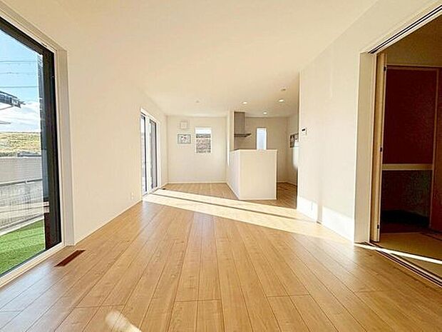 【リビング】大切なご家族が集まるからこそＬＤＫはこだわりたい！休日はおひさまの光をたっぷりと取りこめるリビングでゆったりと過ごしませんか？子供たちが元気に笑いながら走り回っても十分な広さの空間です。