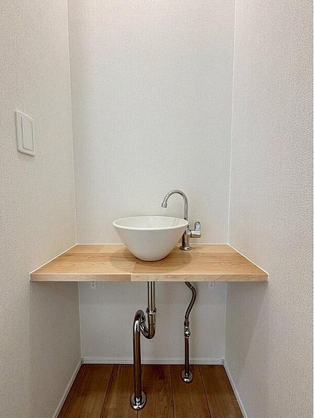 【手洗い場】２階に手洗い場があります♪
１階まで行く手間が省けて便利な仕様です♪掃除の時にも役立ちそうですね♪　