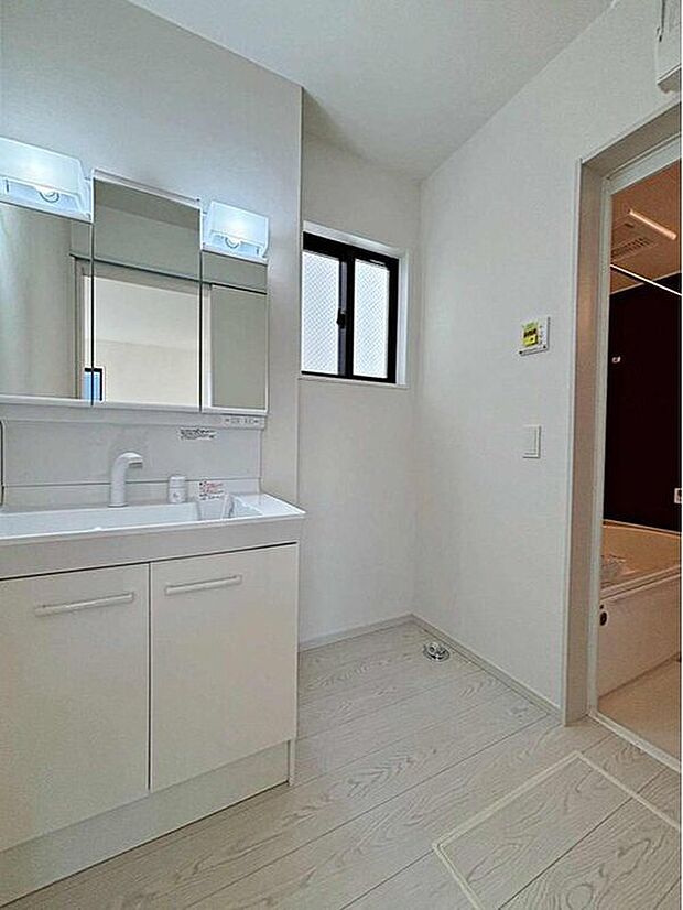 【洗面所】1号棟
暮らしを快適にする三面鏡仕様の洗面化粧台は清潔感のある快適空間。収納力と機能性に優れた使いやすい設備で、忙しい朝の身支度もスムーズに♪