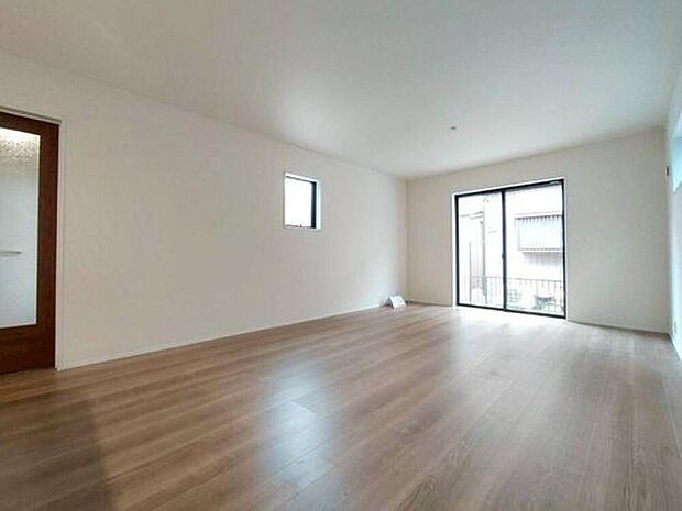 【リビング】大きな窓のあるリビングは、陽光あふれる明るい空間です。居心地良く、ご家族皆がゆったり寛げる憩いの空間となりそうです