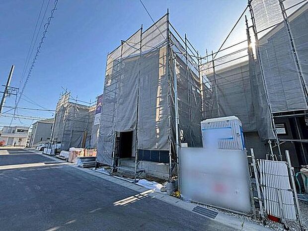 【現地外観写真】全３邸☆
各棟３台駐車可能♪
完成に向けて現在建築工事中です☆住宅の構造や設備仕様・完成イメージなどの資料もお送りいたします♪