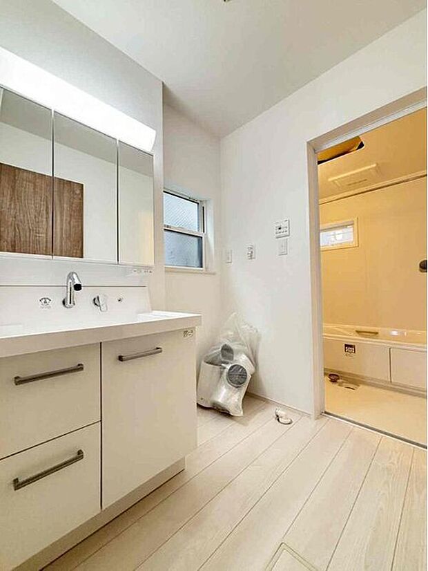 【洗面所】暮らしを快適にする三面鏡仕様の洗面化粧台。
収納力と機能性に優れた使いやすい設備で、忙しい朝の身支度もスムーズに♪