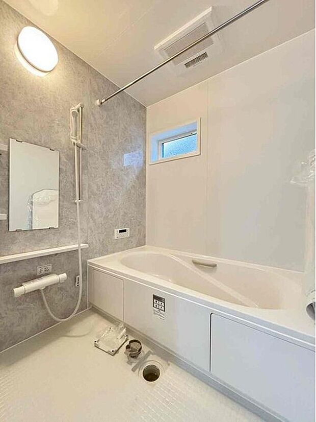 【浴室】１坪以上広さを設けた浴室で、ゆったりバスタイム♪
お子様と一緒に入るにも充分な広さです。
一日の疲れを癒せます♪