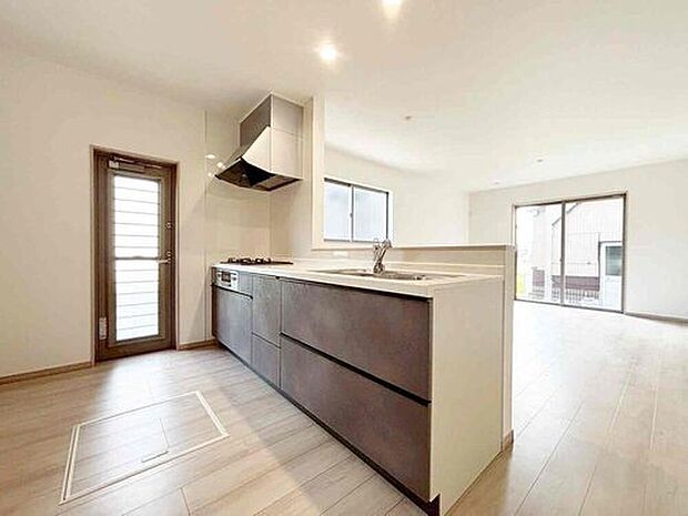 【リビング】明るいリビングです♪対面式のオープンキッチンは、家事をしながらご家族の様子が一目でわかる安心と便利な設備です♪