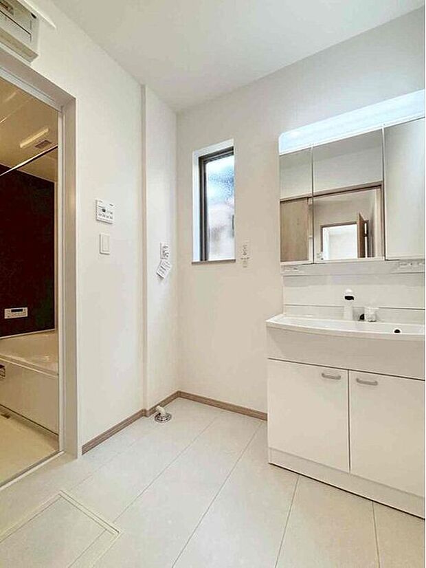 【洗面所】暮らしを快適にする三面鏡仕様の洗面化粧台。
収納力と機能性に優れた使いやすい設備で、忙しい朝の身支度もスムーズに♪