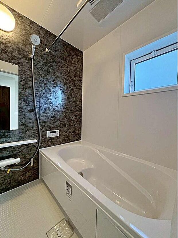 【浴室】アクセントパネルで落ち着きのある雰囲気を演出したバスルーム♪毎日の疲れを癒やすバスタイムをお楽しみ下さい！浴室換気乾燥暖房機付きで、ジメジメした季節や雨の日には、浴室内干しも可能！

