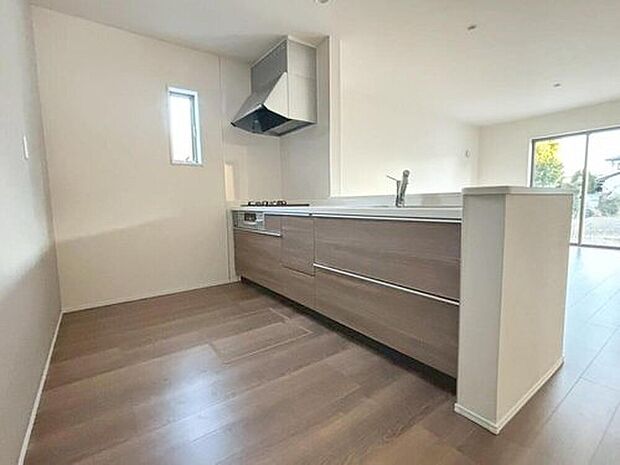 【キッチン】キッチンワークしながら大切な家族との会話を楽しめる、家族のコミュニケーションが生まれる対面式のオープンキッチンです♪