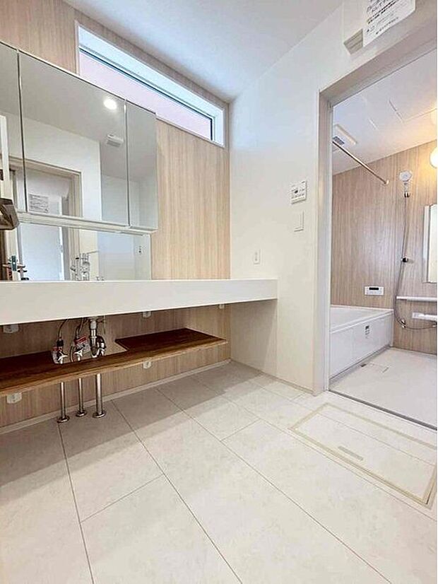 【洗面台・洗面所】ゆとりの洗面スペースで朝の身支度も快適スムーズに。３面鏡で髪のセットやお化粧もストレスなくこなせ、朝から気分良く通勤通学に向かえそうですね！鏡の裏にはたっぷりと収納スペースを標準装備！