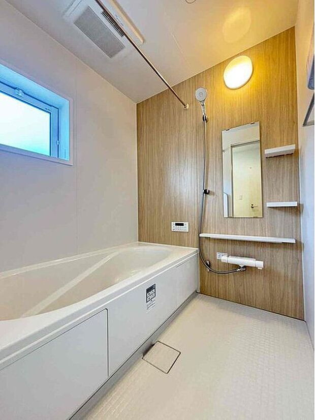 【洗面所】１坪以上広さを設けた浴室で、ゆったりバスタイム♪
お子様と一緒に入るにも充分な広さです。
一日の疲れを癒せます♪