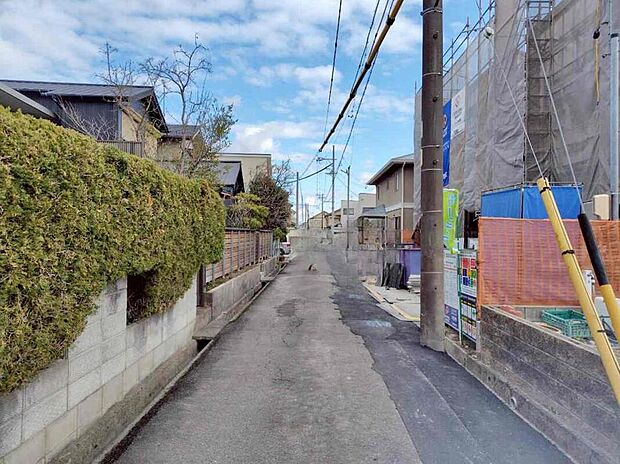 【前面道路含む現地写真】前面道路は交通量の少ない道路です。ゆとりがあり、駐車時もゆっくりと落ち着いて行える立地環境になっています♪　　　　　　　