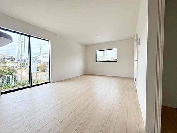 【リビング】1号棟
明るいリビングです♪対面式のオープンキッチンは、家事をしながらご家族の様子が一目でわかる安心と便利な設備です♪