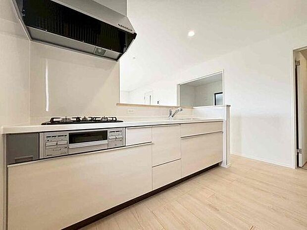 【キッチン】1号棟
収納力豊富なシステムキッチン。大型スライド収納付きで、すっきり片付けやすいキッチンです。
床下収納もついてたっぷり収納できます♪