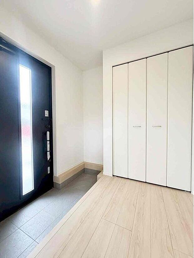 【玄関】1号棟
明るくて清潔感溢れる玄関。便利な姿見鏡&下駄箱(可動棚)収納付きです♪
散らかりがちな玄関もすっきりと片付きます。