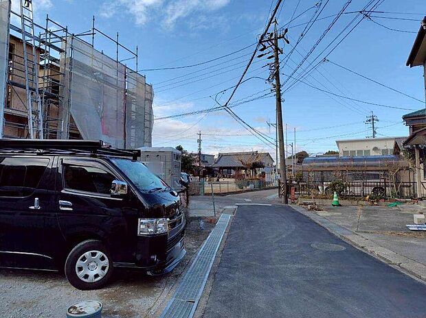 【前面道路含む現地写真】前面道路は交通量の少ない道路です。ゆとりがあり、駐車時もゆっくりと落ち着いて行える立地環境になっています♪　　　　　　　