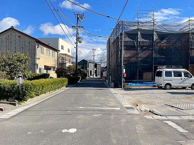 【前面道路含む現地写真】前面道路は交通量の少ない道路です。ゆとりがあり、駐車時もゆっくりと落ち着いて行える立地環境になっています♪