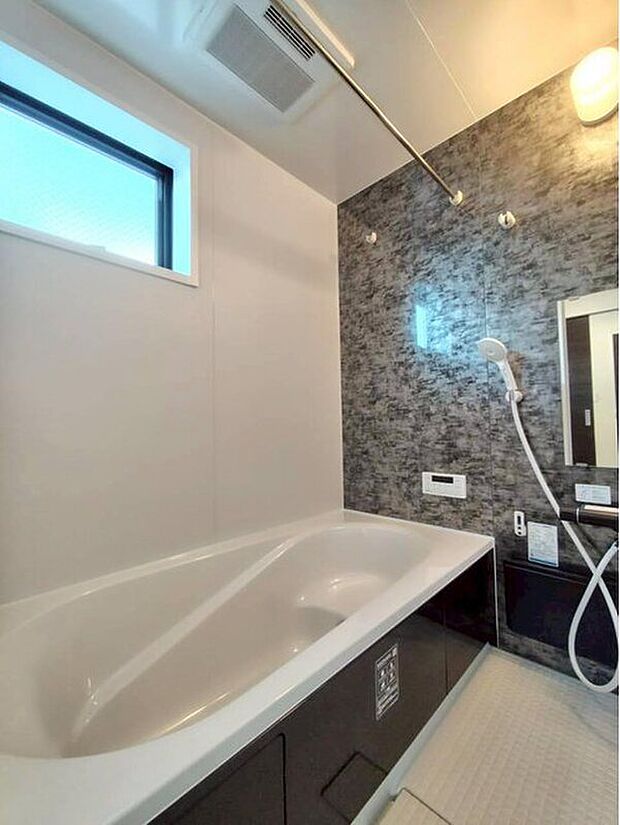 【浴室】２号棟
アクセントパネルで落ち着きのある雰囲気を演出したバスルーム♪毎日の疲れを癒やすバスタイムをお楽しみ下さい！浴室換気乾燥暖房機付きで、ジメジメした季節や雨の日には、浴室内干しも可能！