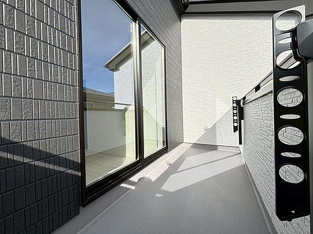 【居室】3号棟
家族分の洗濯物もしっかり干せます。日当たりも良く、毎日のお洗濯が楽しくなりそう♪お布団は手軽に干せていつもポカポカに☆