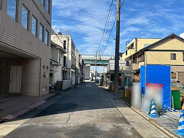 【前面道路含む現地写真】前面道路は、道路幅も広く、駐車もゆとりをもって行える環境になっています。お車の出し入れが苦手なママや小さなお子様にも安心ですね。舗装もされていて、ベビーカーや自転車で通っても快適に通行できます。