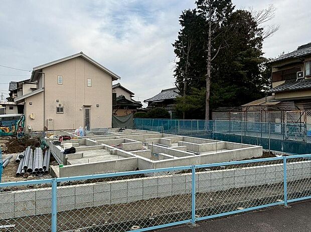 【現地外観写真】１号棟
完成に向けて現在建築工事中です☆住宅の構造や設備仕様・完成イメージなどの資料もお送りいたします♪