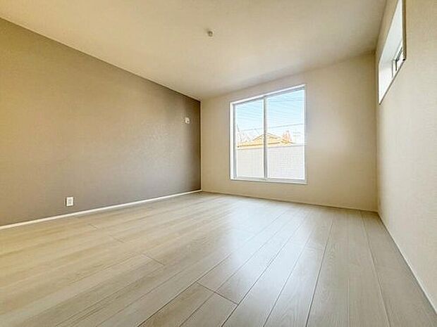 【リビング以外の居室】広々とした居住空間は日々の暮らしを彩り、心のやすらぎと満足感を与えてくれます。通風と採光を考慮した設計は子供たちはのびのび育ち、家族でくつろぎと団らんを生み出します。