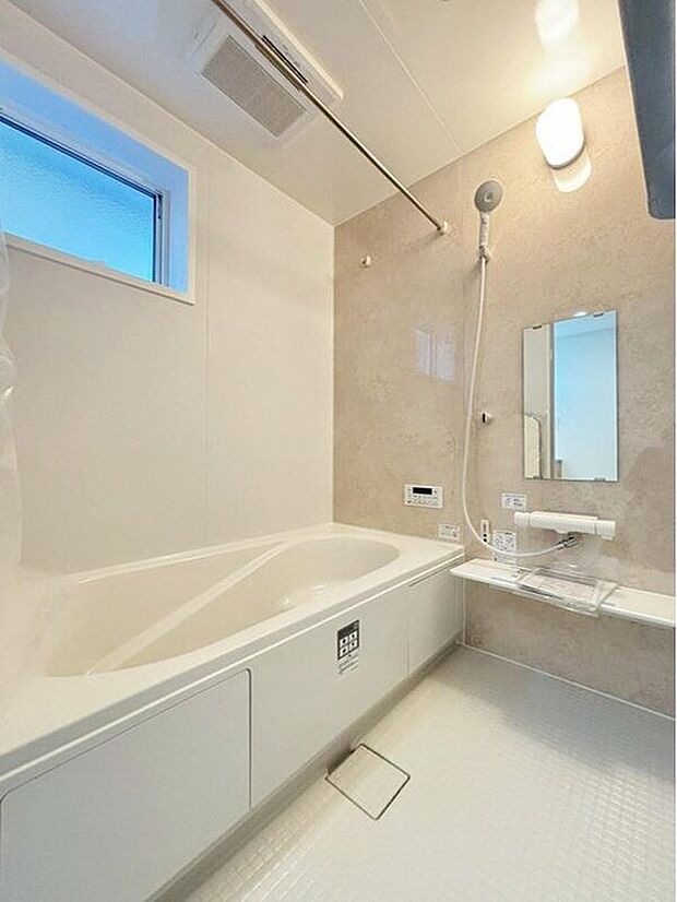 【浴室】１坪以上広さを設けた浴室で、ゆったりバスタイム♪
お子様と一緒に入るにも充分な広さです。
一日の疲れを癒せます♪